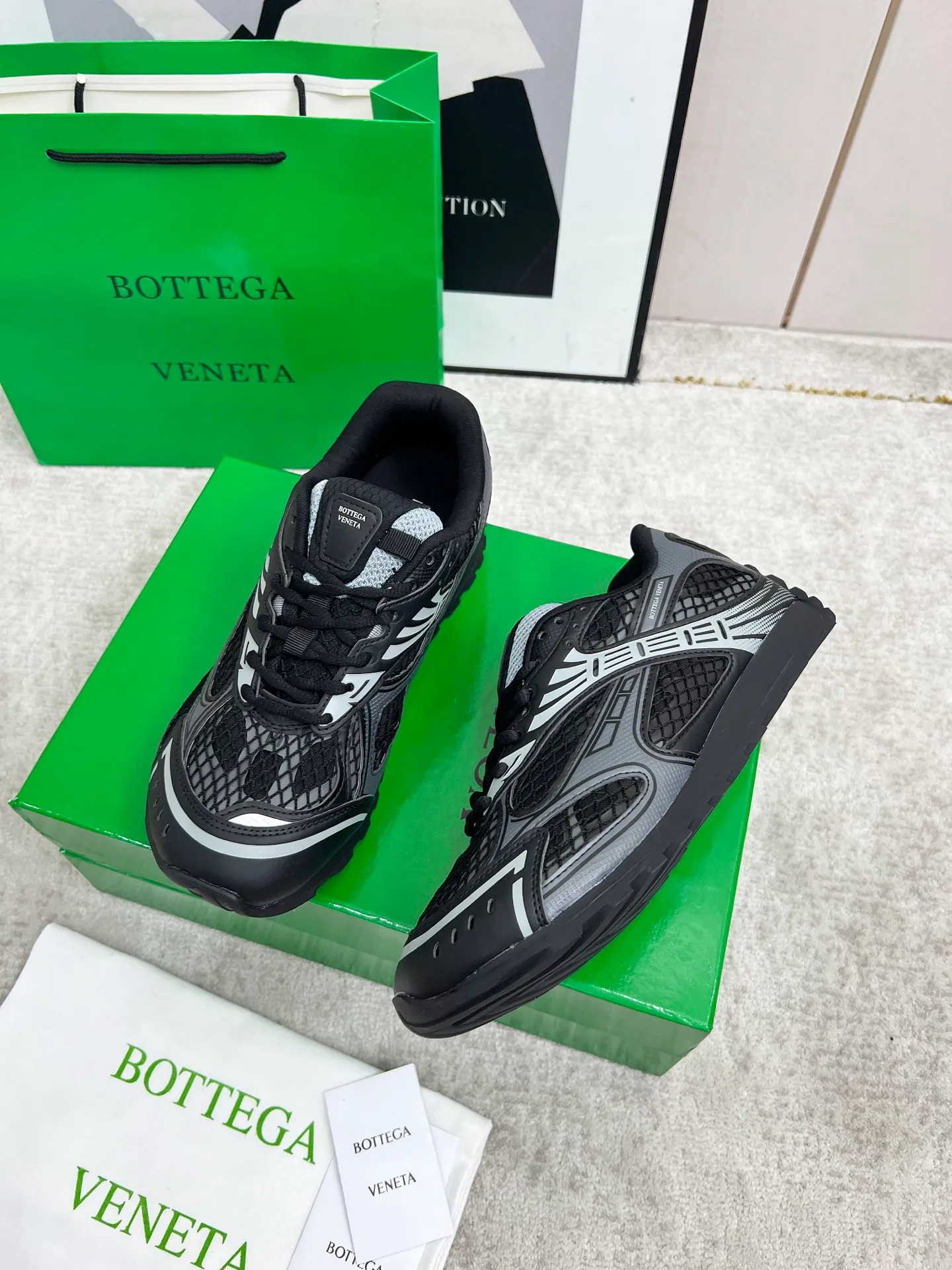 P540. Top version (couples model) Bottega Veneta Bottega Veneta 23ss autumn and winter show BV Orbit sneakers Wang Yibo's same style couples casual shoes dad shoes! Runner sneakers! Original purchase and development!  Made of original lightweight technical mesh fabric, the same as the original version! The process is complicated!  Paired with a rubber outsole designed with a geometric pattern, the high version of the Wang Zha series is actually much taller, but the legs still look slim. Very nice. Durable and playable, standard and version-matching shoe package technology, look for high-end versions. The original outsole is exclusively molded, and the color-blocked TPU outsole is used. The material and weight are the same as the original!  Size: #Female 35-41 (40 and 41 customized sizes are non-refundable) Male 39-45 (45 size customized are non-returnable and exchangeable)